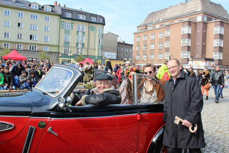 V Českém Těšíně uspořádali v pátek studenti středních škol tradiční majáles. Tentokrát ve stylu hippies.