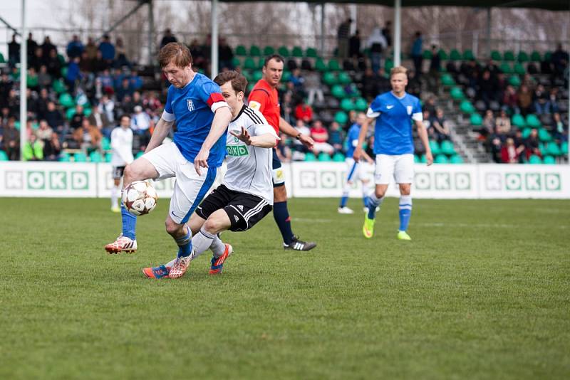 Z utkání Karviná (v bílém) - Vlašim 2:0.