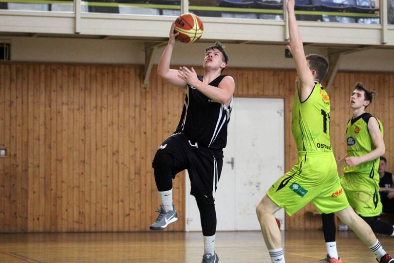 Basketbaloví mladíci Karviné nadále bojují o udržení.