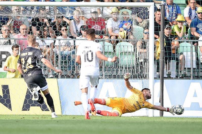 Slezské derby mezi Karvinou (v bílém) a Baníkem Ostrava.