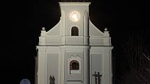 Hodiny na věži kostela sv. Petra z Alkantary, Karviná, duben 2022.