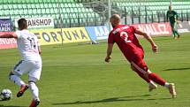 Fotbalisté Karviné (v bílém) remizovali s Třincem 1:1.