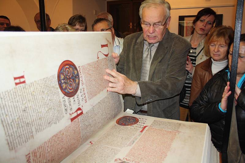 Jeden z knižních zázraků světa, největší světový rukopis, kniha Codex Gigas, zvaná též Ďáblova bible, je k vidění na karvinském zámku Fryštát.