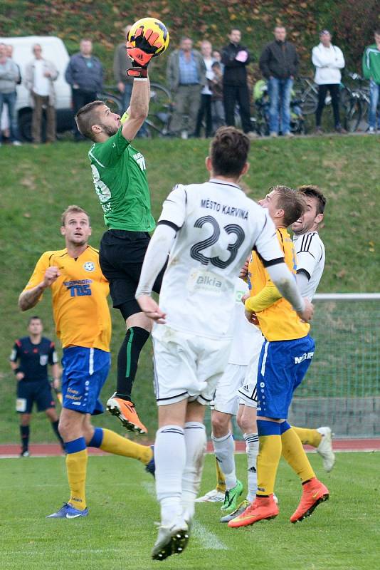 Karvinští fotbalisté (v bílém) ve Varnsdorfu prohráli.