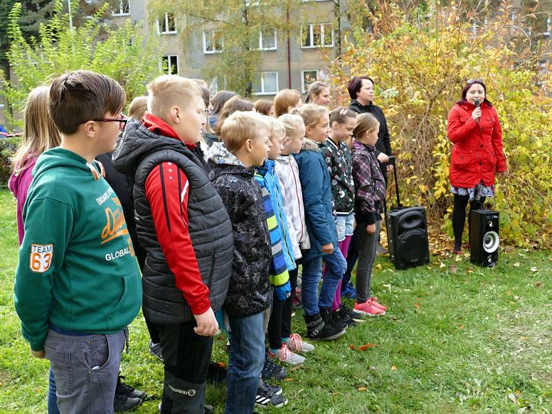 Školáci ze ZŠ Žákovská v Havířově společně s učiteli vysadili pamětní lípu.