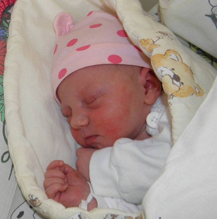 Adrianka se narodila 22. prosince paní Petře Malyrzové z Českého Těšína. Porodní váha miminka byla 3130 g a míra 49 cm.
