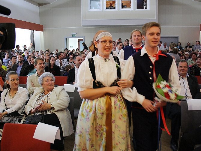 V sobotu se v Domě PZKO ve Stonavě konal jubilejní koncert folklorního soubor Děcka ze Stonavy. Program organizátoři připravili jako slezskou svatbu a do představení tak zapojilo celkem 60 lidí.  