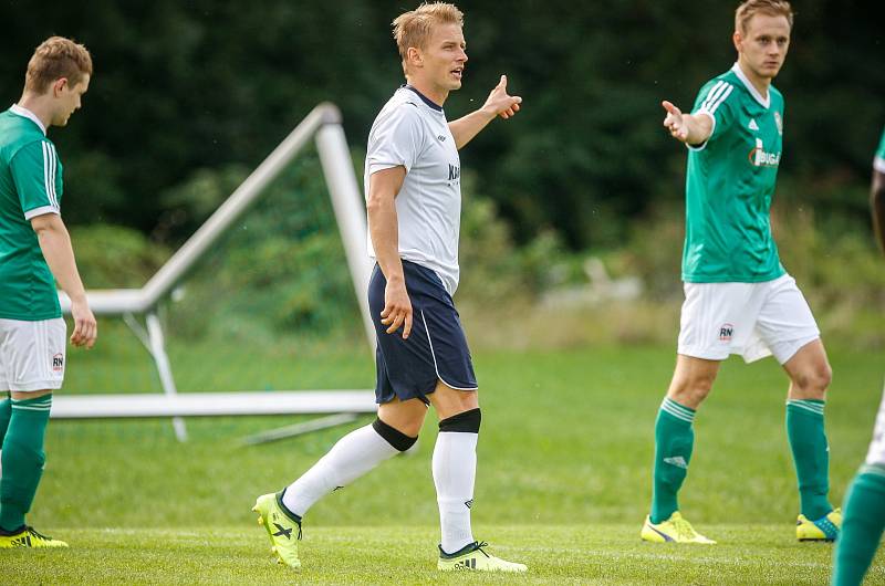 Fotbalisté Dětmarovic (v bílém) si přijeli do Ostravy pro tři body.