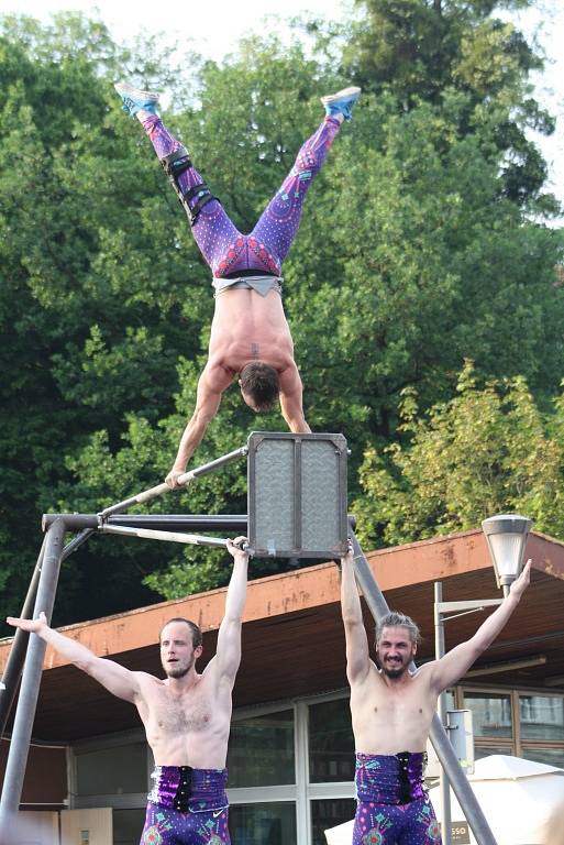 Představení akrobatické skupiny Cirk La Putyka na mostě Družby v Českém Těšíně jako vyvrcholení mezinárodního divadelního festivalu pro děti Bez hranic. 