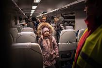 Noční vlakové spoje přivážejí ukrajinské válečné uprchlíky na nádraží, 18. března 2022 v Bohumíně. Ilustrační foto.