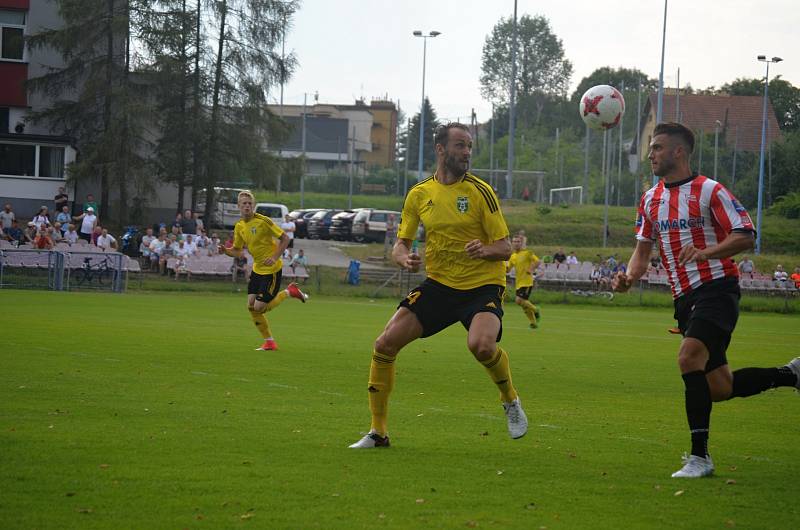 Karvinští fotbalisté (ve žlutém) mají za sebou první přípravu v Polsku.