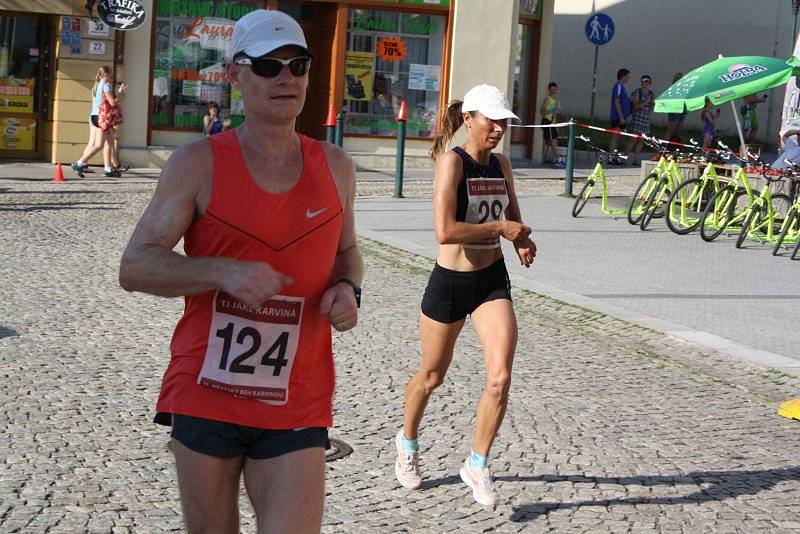 Původem ukrajinská běžkyně Natalila Malaia s číslem 29 a polský závodník Tomász Wrobel s číslem 62 se stali vítězi hlavního desetikilometrového závodu Městského běhu Karvinou, který se v sobotu odpoledne konal v centru města.