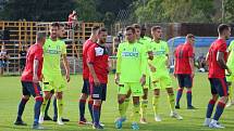 Karvinští fotbalisté (zelenkavé dresy) postoupili v domácím MOL Cupu do třetího kola. Sympaticky bojující Hlubinu z krajského přeboru porazili 6:0.