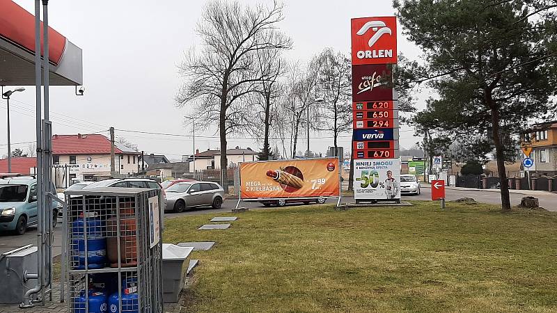 Nákupy potravin a benzínu v Polsku. Ilustrační foto.