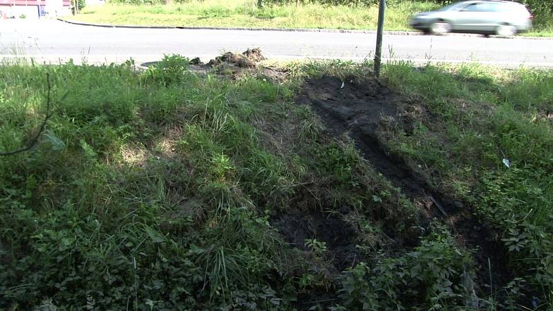 Stopy na druhé straně silnice mělo způsobit stejné auto.