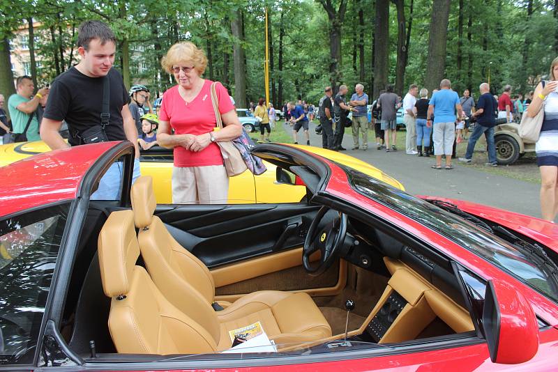 Do Bohumína se v sobotu 3. srpna 2019 sjelo na 122 historických vozů na setkání řidičů starých aut a motocyklů, které pořádal Veteran car club Ostrava.