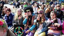 V Českém Těšíně uspořádali v pátek studenti středních škol tradiční majáles. Tentokrát ve stylu hippies.