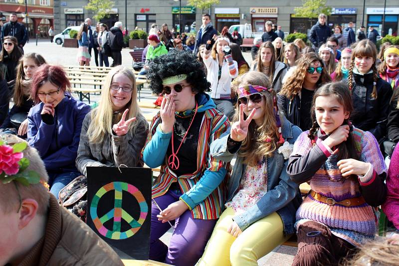 V Českém Těšíně uspořádali v pátek studenti středních škol tradiční majáles. Tentokrát ve stylu hippies.