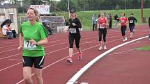 Jäklácká hodinovka na havířovském atletickém stadionu. 