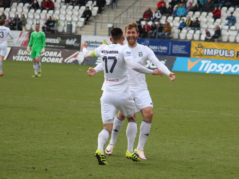 Fotbalisté Karviné (v bílém) dobyli Jihlavu.