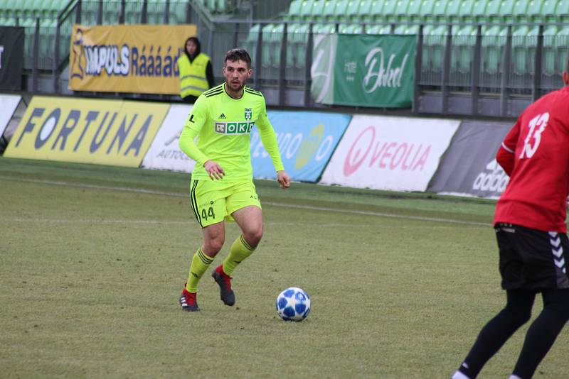 Generálka karvinských fotbalistů (v zelenkavém) proti Tychům 4:1.