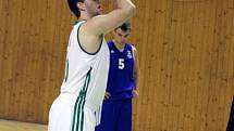 Basketbalisté Karviné (v bílém) schytali od VŠB Ostrava debakl.