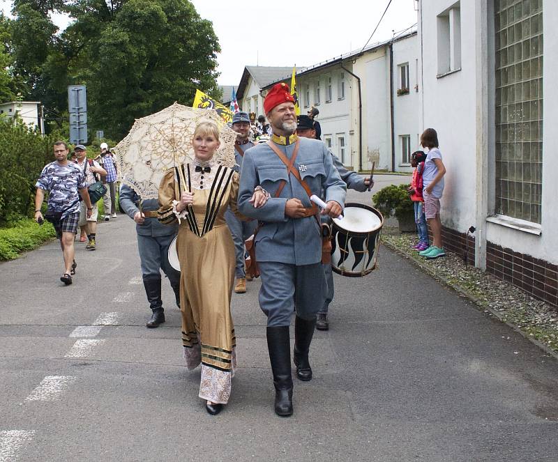 Průvod oslav někdejšího 150. výročí lázní prochází kolem jednoho z lázeňských objektů v Darkově. Archivní foto.