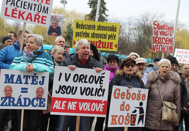 Zdravotníci z orlovské nemocnice i občané města vyrazili ve středu od místního špitálu demonstrovat před ostravský krajský úřad, kde probíhalo další jednání o budoucnosti nemocnice. Starosta města i někteří další zástupci Orlové pak vystoupili také v deba