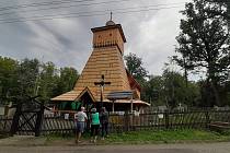 Stavba dřevěného kostela v Gutech se stává turistickou atrakcí.