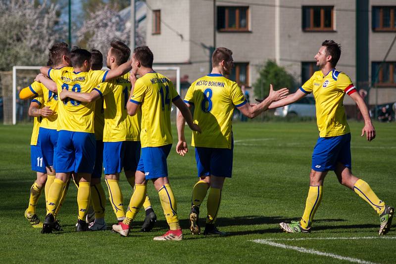 Bohumínští (ve žlutém) si ve vyostřeném derby poradili s Dětmarovicemi.