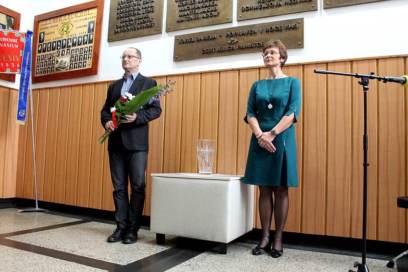 Na gymnáziu v Českém Těšíně si studenti ve středu připomněli výročí 17. listopadu 1989.