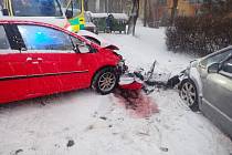 Hasiči i záchranáři zasahovali u nehody dvou automobilů v Havířově. V jednom z havarovaných vozidel zůstal řidič, který nereagoval.