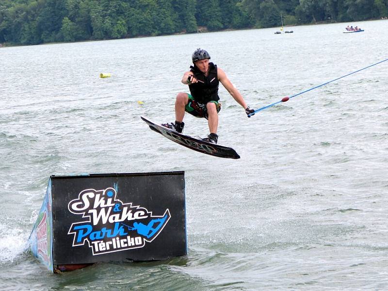 Ve středisku vodního lyžování a wakeboardingu na Těrlické přehradě bylo v sobotu velmi rušno. Vyznavači adrenalinových vodních sportů využili teplé sluneční počasí.