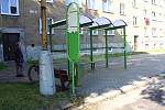 Některé autobusové zastávky v Havířově dostaly nové čekárny s lavičkami. Zastávka na Národní třídě.