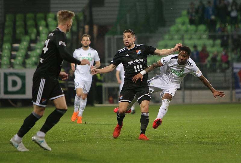 Slezské derby mezi Karvinou (v bílém) a Baníkem Ostrava.