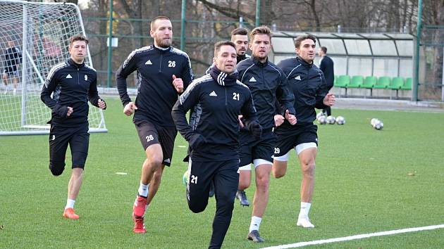 Fotbalisté Karviné zahájili v pondělí 3. ledna 2022 zimní přípravu. V popředí Adam Jánoš, nová posila z Baníku Ostrava.