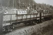 Obrněný vlak s vojáky.