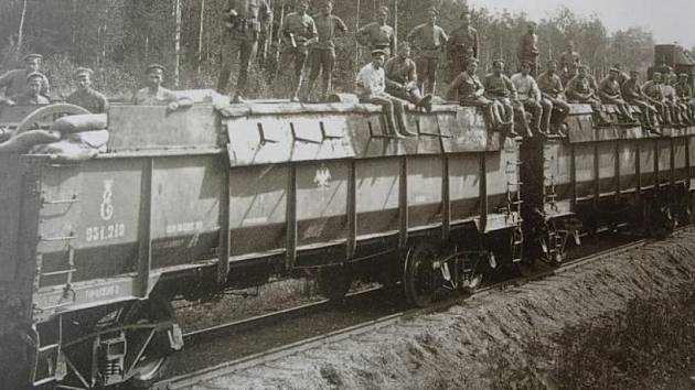 Obrněný vlak s vojáky.