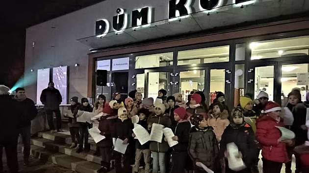 Také v centru Orlové se 7. prosince zpívaly koledy s Deníkem.