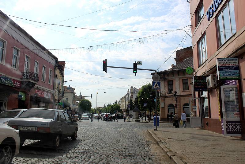 Momentka z dopravního provozu v centru Mukačeva.