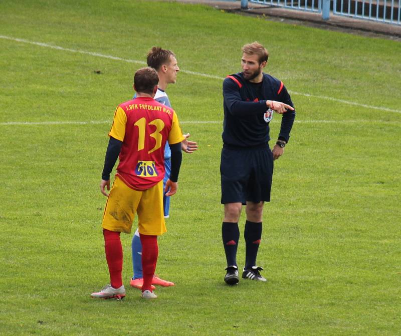 Havířovští fotbalisté (v modrém) zdolali Frýdlant rozdílem dvou branek.