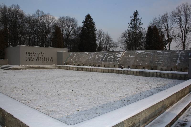 Pietní akt u památníku v Orlové za oběti válečného konfliktu v roce 1919. 