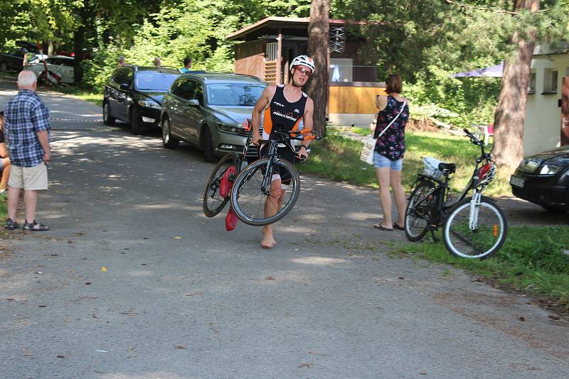 Přátelská a příjemná atmosféra a vynikající sportovní výkony na trati. Takový byl letošní Albrechtický triatlon, kde krom dospělých startovaly i dětské kategorie.