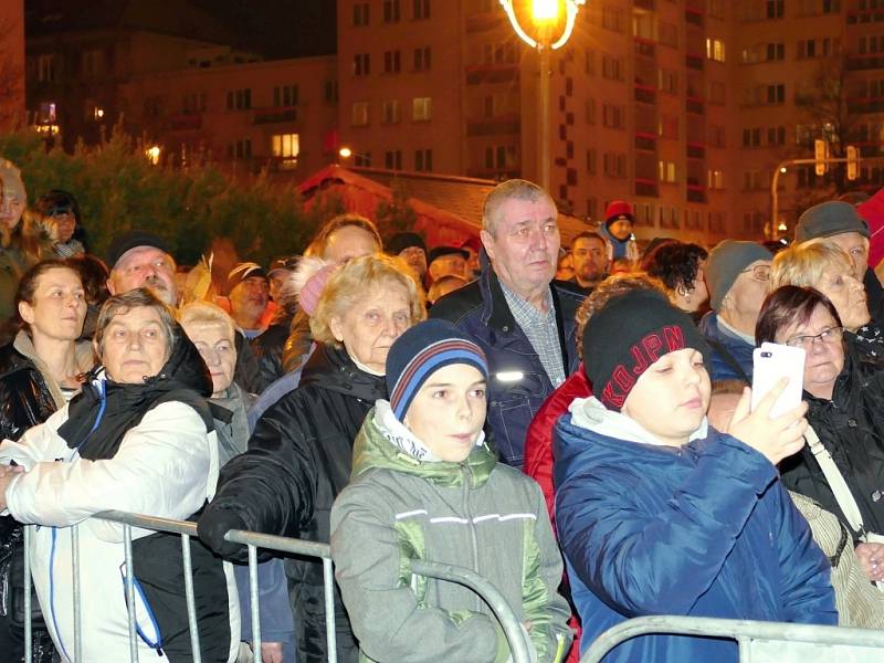 Petr Janda se skupinou Olympic na náměstí Republiky v Havířově.