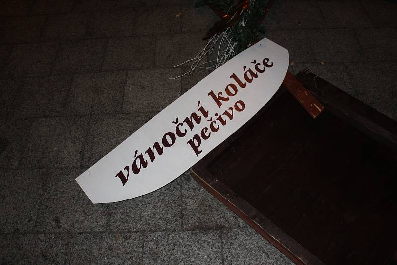 Vítr zdemoloval prodejní stánek ve vánočním městečku v centru Havířova a další poškodil.