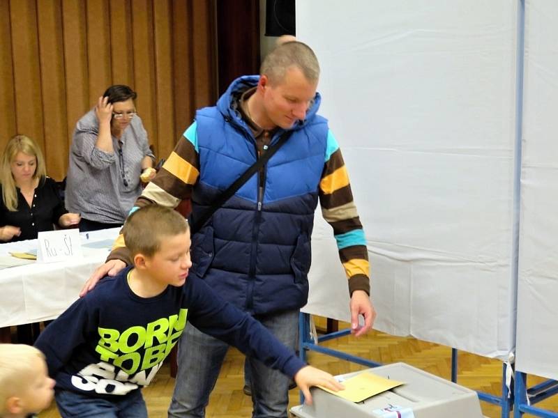 Volby ve společenském domě v Havířově.