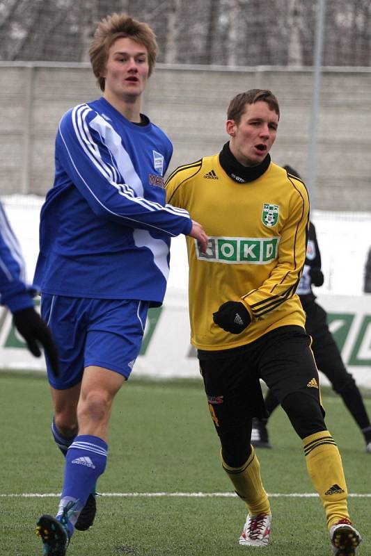 Karvinští fotbalisté (ve žlutém) zvítězili v dalším přípravném duelu nad Frýdkem-Místkem.