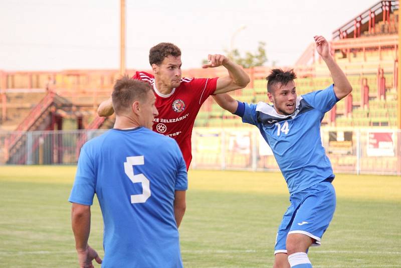 Z pohárového utkání Havířov (v modrém) - Třinec.