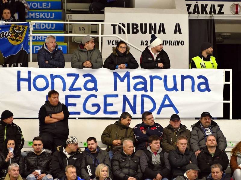 Pohled na střídačku a tribuny havířovského zimního stadionu