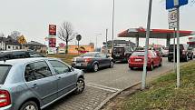 Ceny benzinu na nafty v Česku opět znatelně vyskočily. I Proto se stále vyplatí tankovat v Polsku, kde jsou pohonné hmoty minimálně o 6 až 8 korun levněji. Pumpa Orlen v polských Chalupkách.